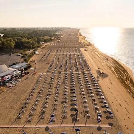 Welcoming Flat With Private Garden-beahost Apartment Bibione